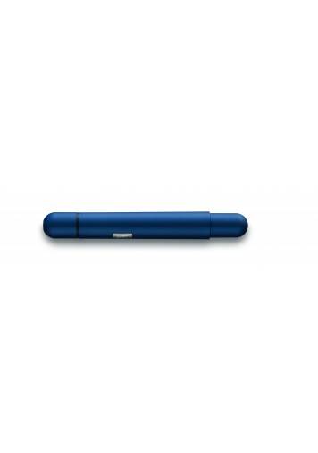 Découvrez le design innovant du Pico Ballpoint imperialblue by LAMY, un stylo compact pocket qui se transforme en un véritable stylo à bille grâce à un mécanisme de poussée sophistiqué. Son format compact et soigné et sa laque bleue mate avec dispositif anti-roulement en font un outil essentiel pour les personnes en déplacement. Équipé de la recharge compacte M 22 black M de LAMY, ce stylo élève votre expérience d'écriture au-delà de l'ordinaire.