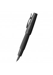 Zažite úžasnú kombináciu luxusu a funkčnosti s plniacim perom E-Motion Pure Black. Toto pero s mužným vzhľadom, vyrobené z eloxovaného hliníka s jemným gravírovaním a matnými chrómovými akcentmi, má zacvakávací uzáver, hrot z nehrdzavejúcej ocele a flexibilný klip. Jeho dynamický tvar, hlboká matná čierna povrchová úprava a možnosť používať atramentové náplne aj konvertor z neho robia podmanivú voľbu pre každého znalca pera.