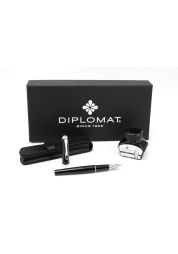 Experience the luxury of the Excellence A2 CT Gift Set Fountain Pen, featuring a deep black lacquer finish and elegant chrome-plated detailing. This set includes a refillable converter, blue ink, and a leather case, promising optimal writing comfort and precision. Perfectly balanced and presented in a stylish gift box, it's the ultimate present for any stationery enthusiast.