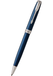 Poznejte typické pero Parker s kuličkovým perem Sonnet Blue CT, moderním mistrovským dílem v oblasti designu pera. Toto nádherně vyvážené pero se může pochlubit moderním modrým povrchem víčka a těla, které zdobí nádherné palladiové ozdoby. Je dodáváno s černou inkoustovou náplní a slibuje vznešený styl a vynikající komfort při psaní, díky němuž se každé napsané slovo bude zdát výjimečné.